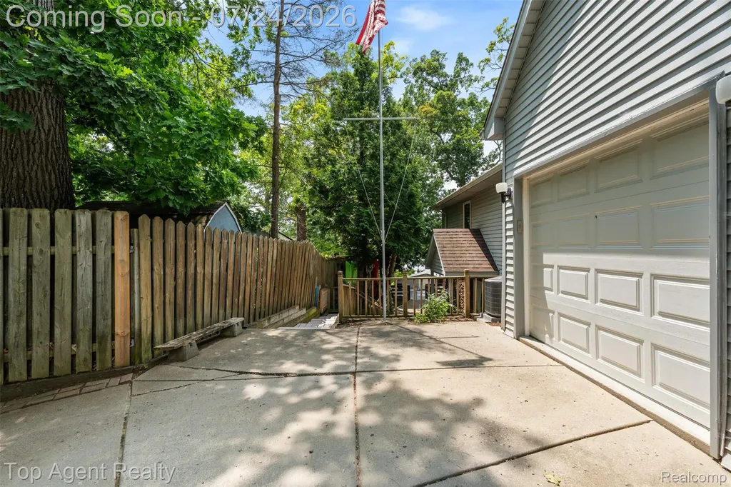 312 Beach Drive Oakland Charter Township MI 48363