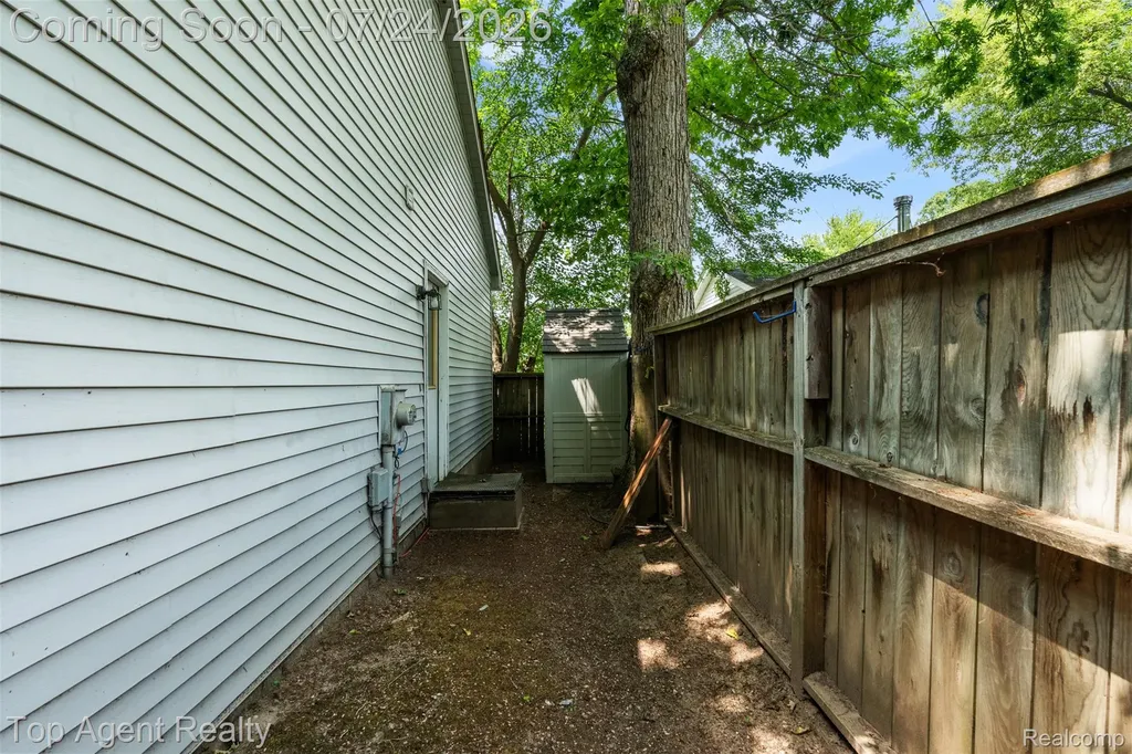312 Beach Drive Oakland Charter Township MI 48363