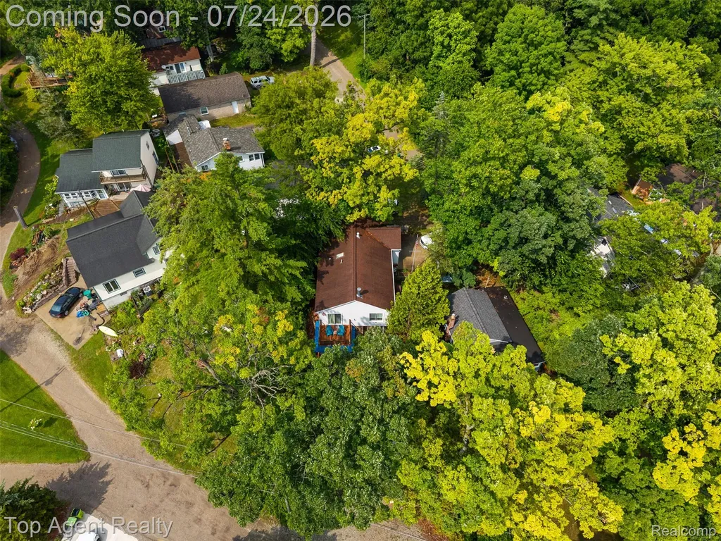 312 Beach Drive Oakland Charter Township MI 48363