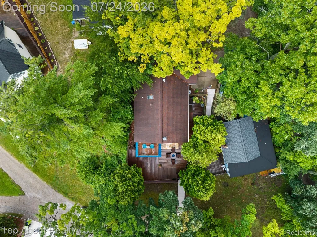 312 Beach Drive Oakland Charter Township MI 48363