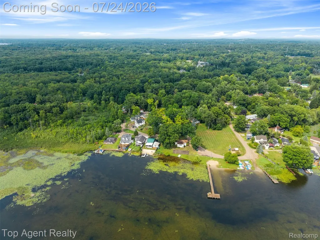 312 Beach Drive Oakland Charter Township MI 48363