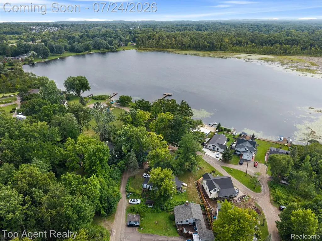 312 Beach Drive Oakland Charter Township MI 48363