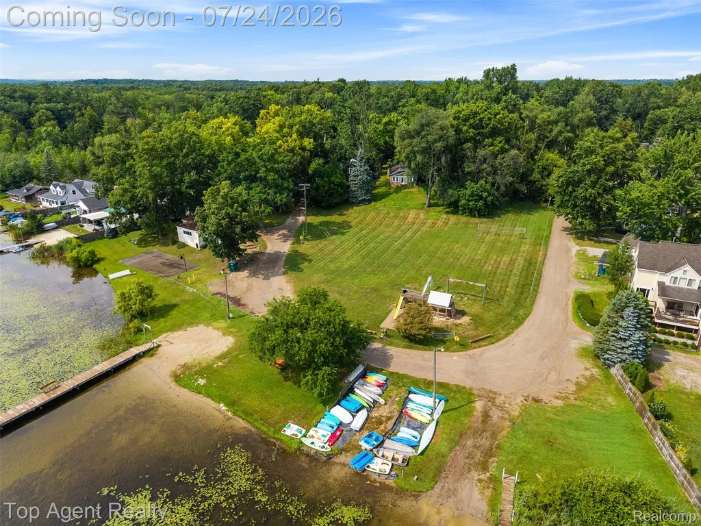 312 Beach Drive Oakland Charter Township MI 48363