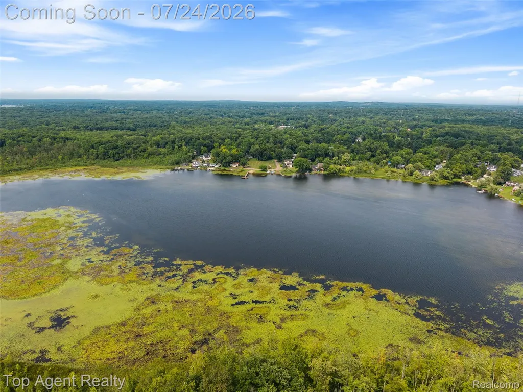 312 Beach Drive Oakland Charter Township MI 48363