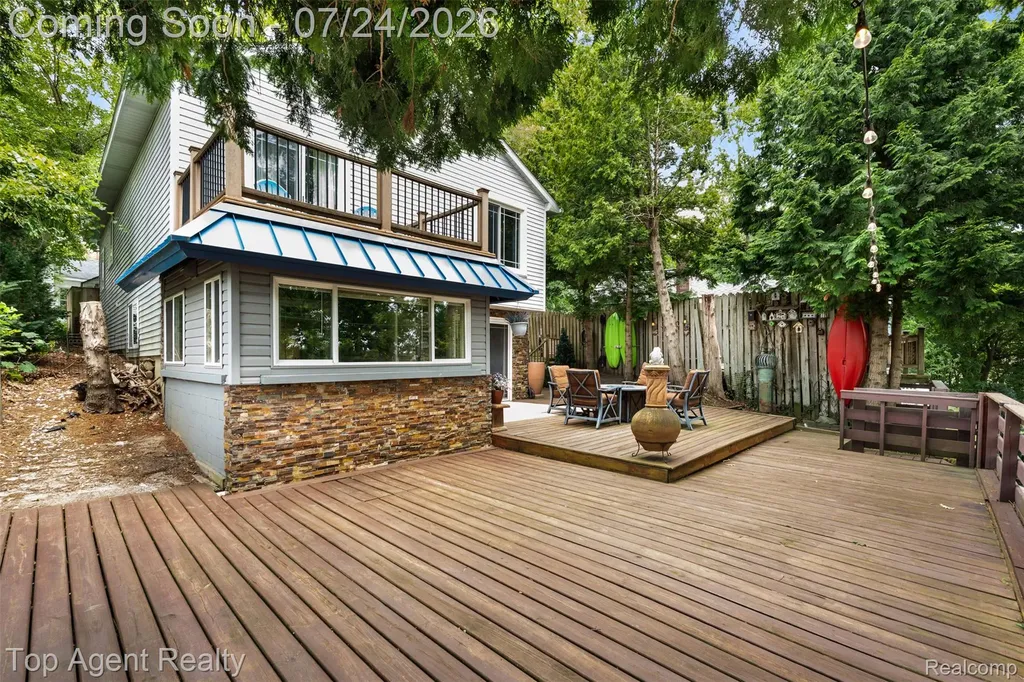 312 Beach Drive Oakland Charter Township MI 48363