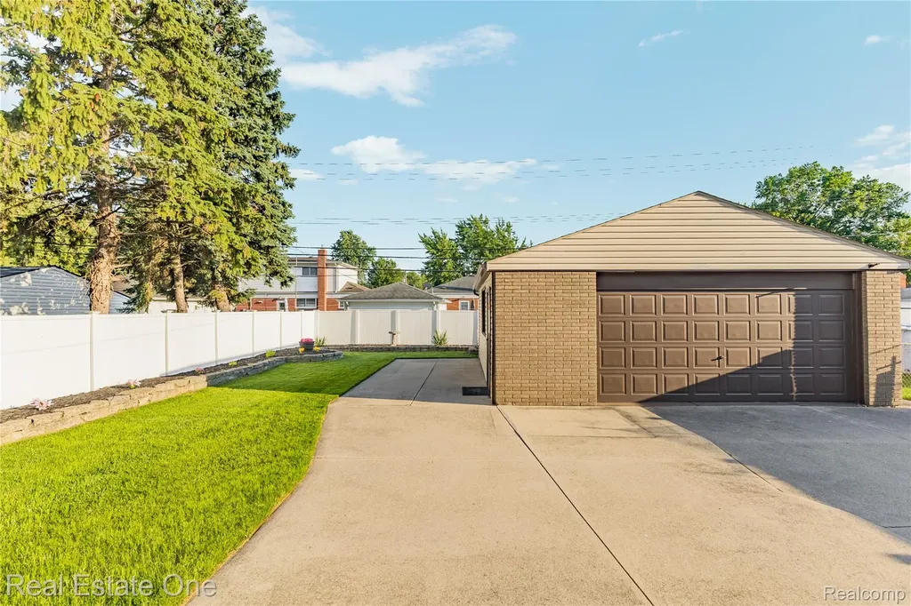 21436 Parkway Street St. Clair Shores City MI 48082