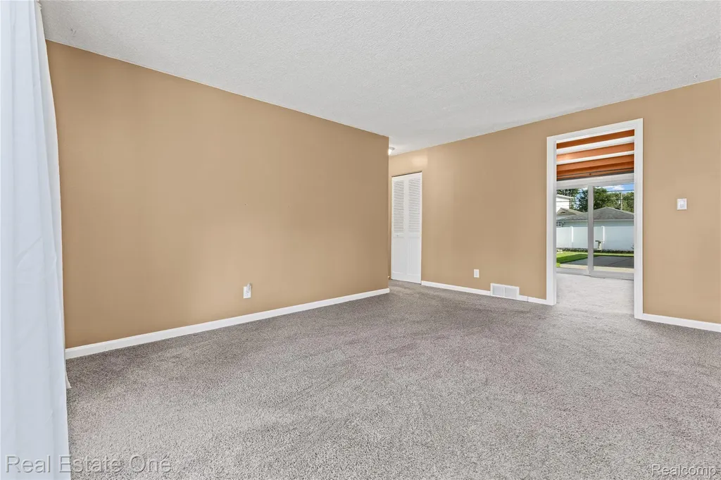 21436 Parkway Street St. Clair Shores City MI 48082