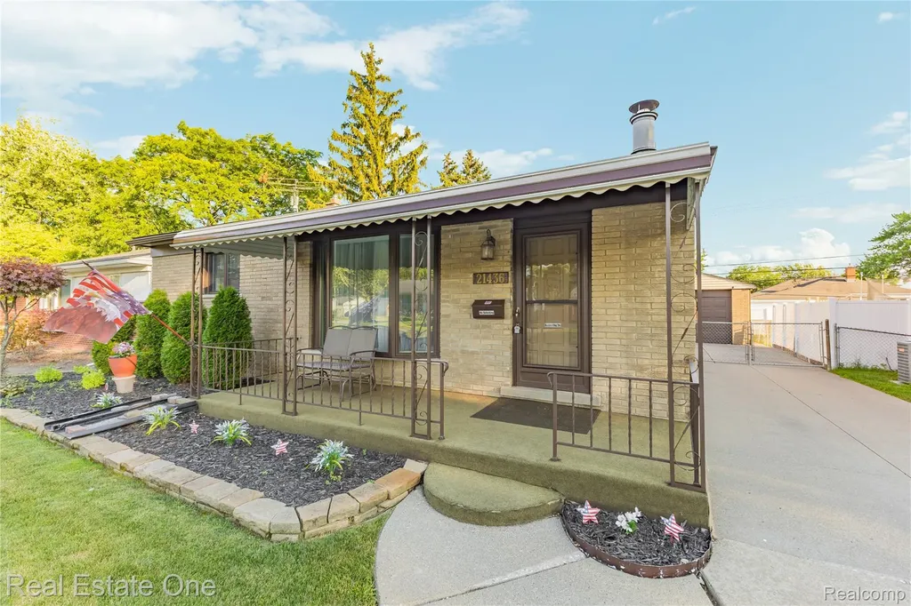 21436 Parkway Street St. Clair Shores City MI 48082