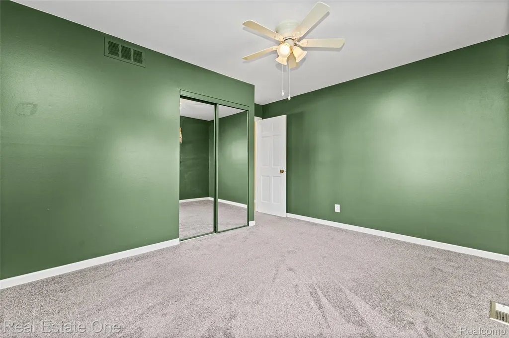 21436 Parkway Street St. Clair Shores City MI 48082