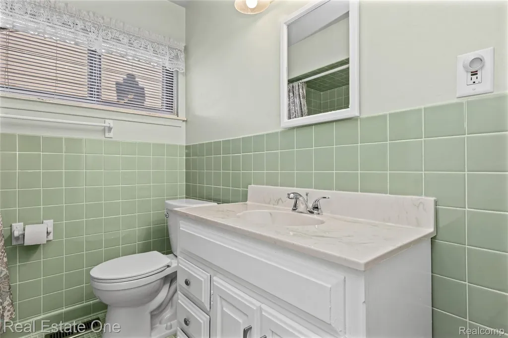 21436 Parkway Street St. Clair Shores City MI 48082