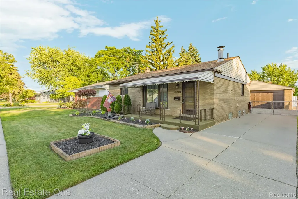 21436 Parkway Street St. Clair Shores City MI 48082