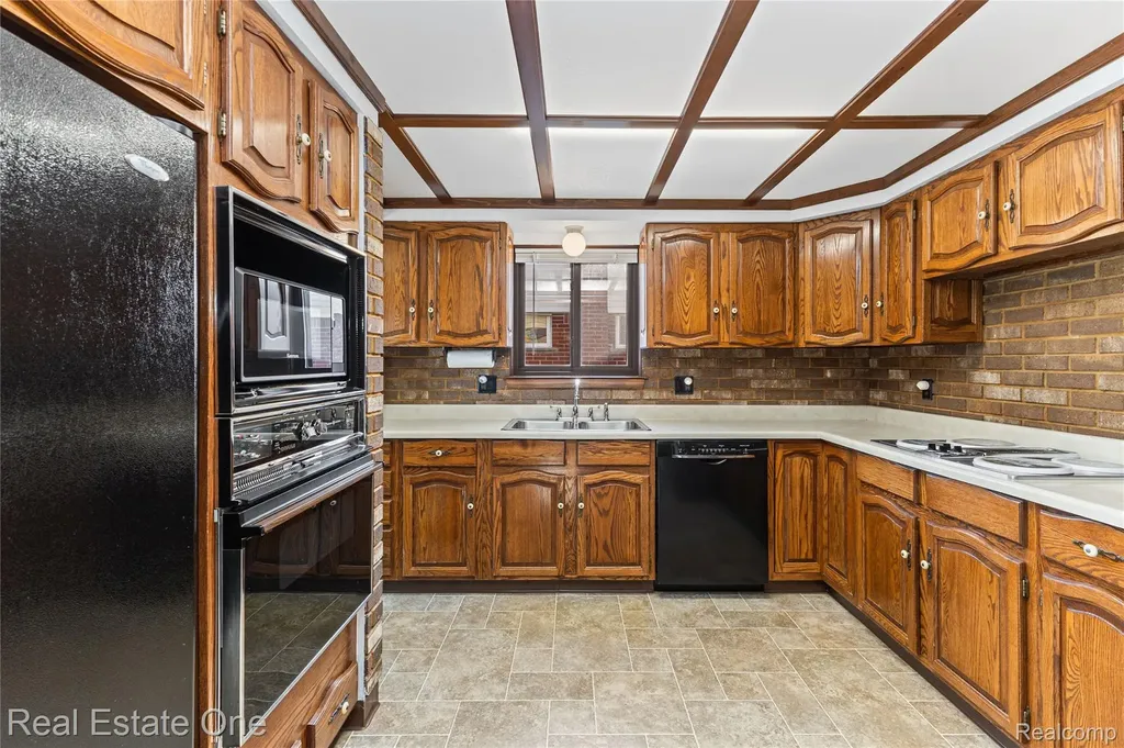 21436 Parkway Street St. Clair Shores City MI 48082