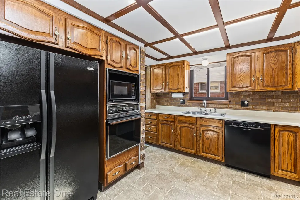 21436 Parkway Street St. Clair Shores City MI 48082