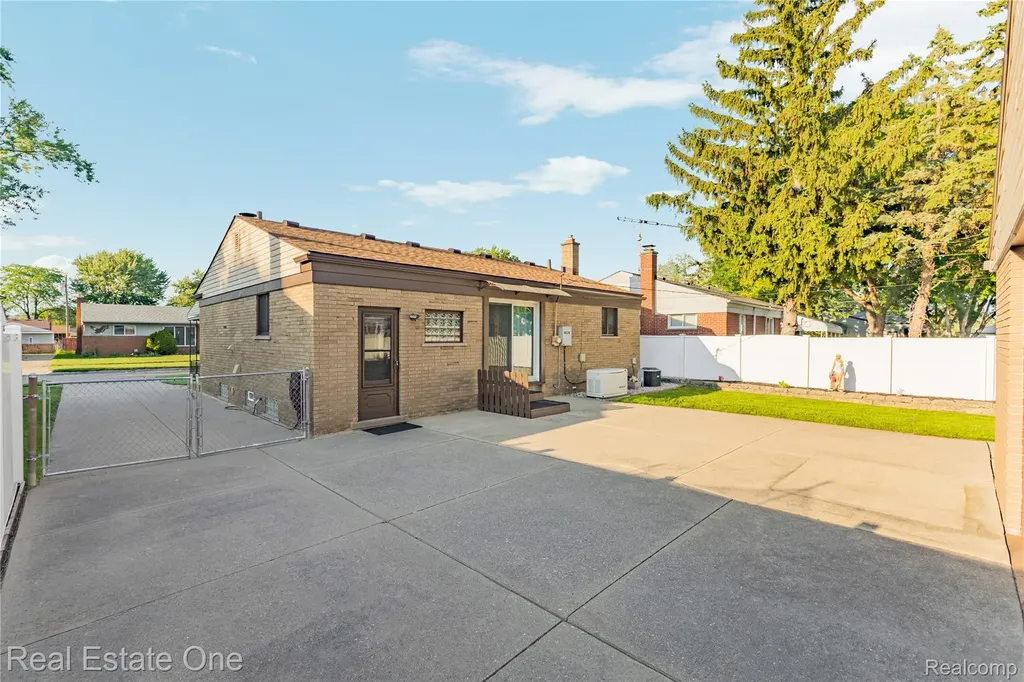 21436 Parkway Street St. Clair Shores City MI 48082