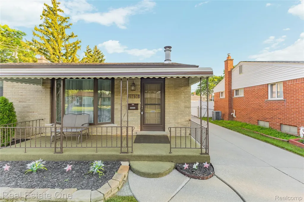 21436 Parkway Street St. Clair Shores City MI 48082
