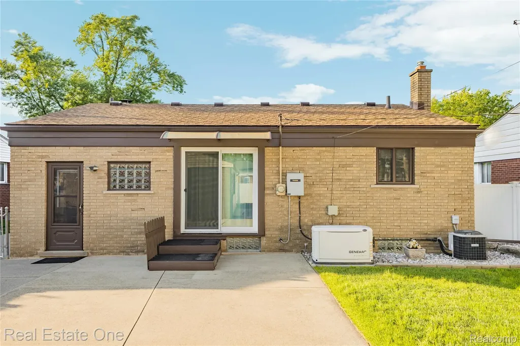 21436 Parkway Street St. Clair Shores City MI 48082