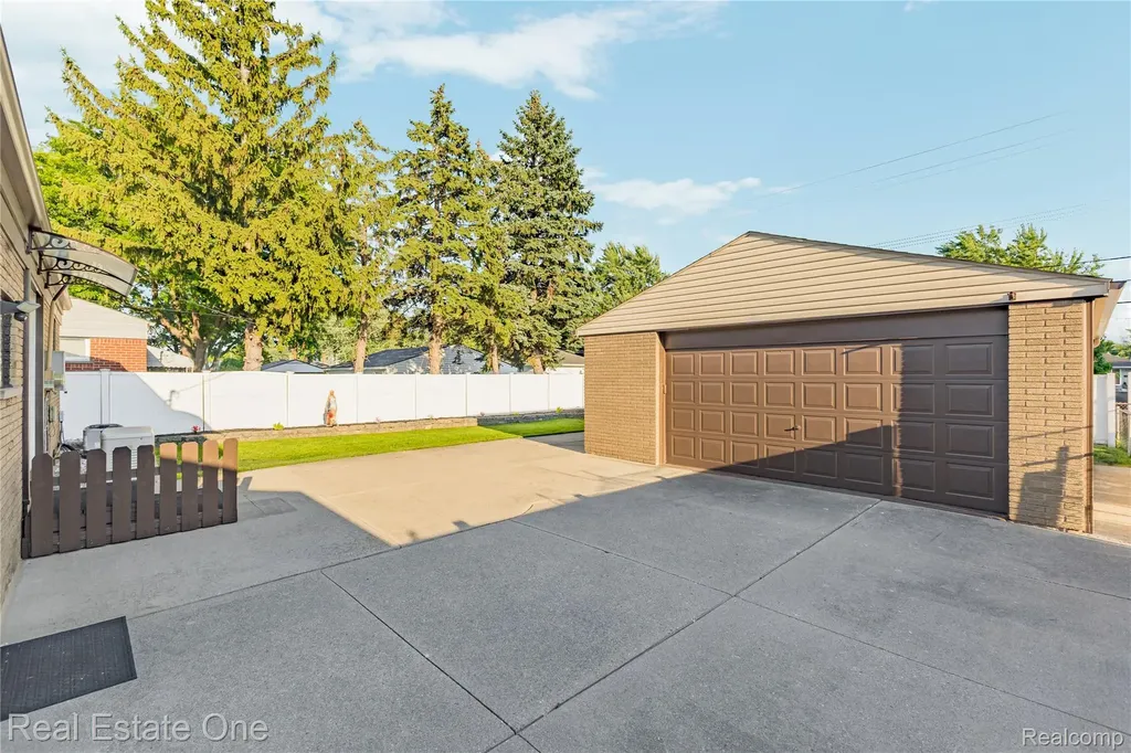 21436 Parkway Street St. Clair Shores City MI 48082