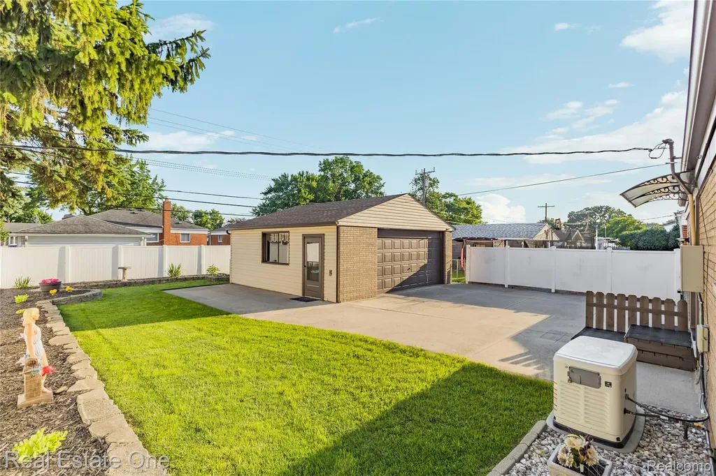 21436 Parkway Street St. Clair Shores City MI 48082