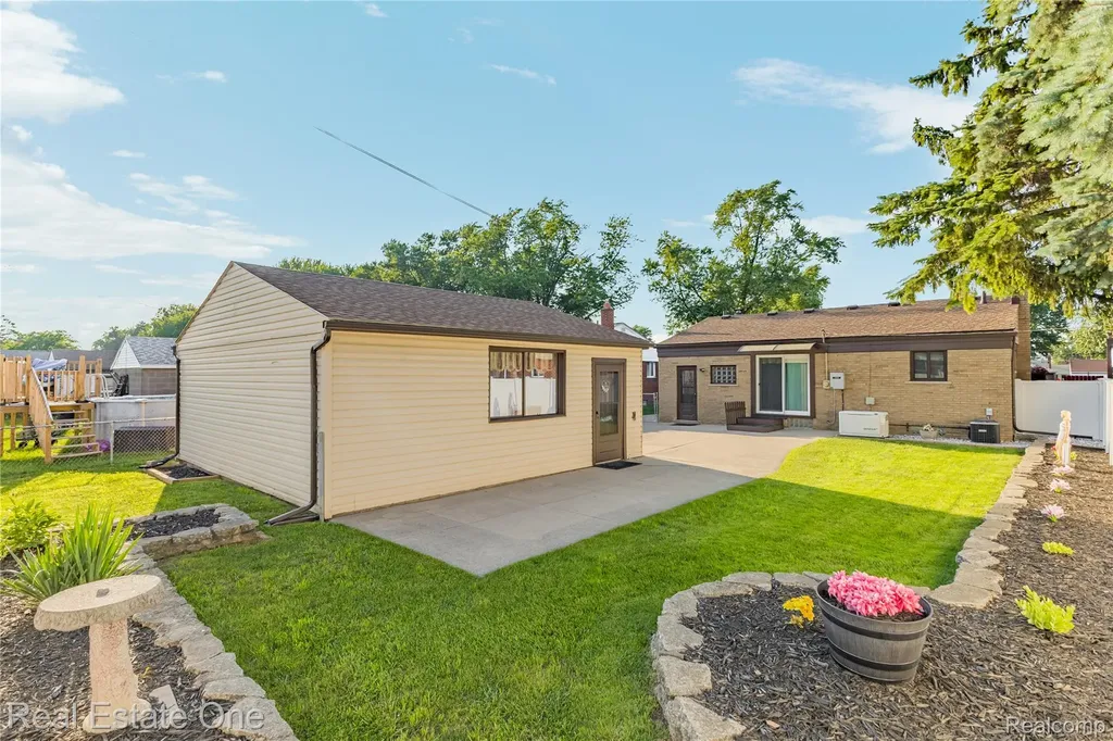21436 Parkway Street St. Clair Shores City MI 48082