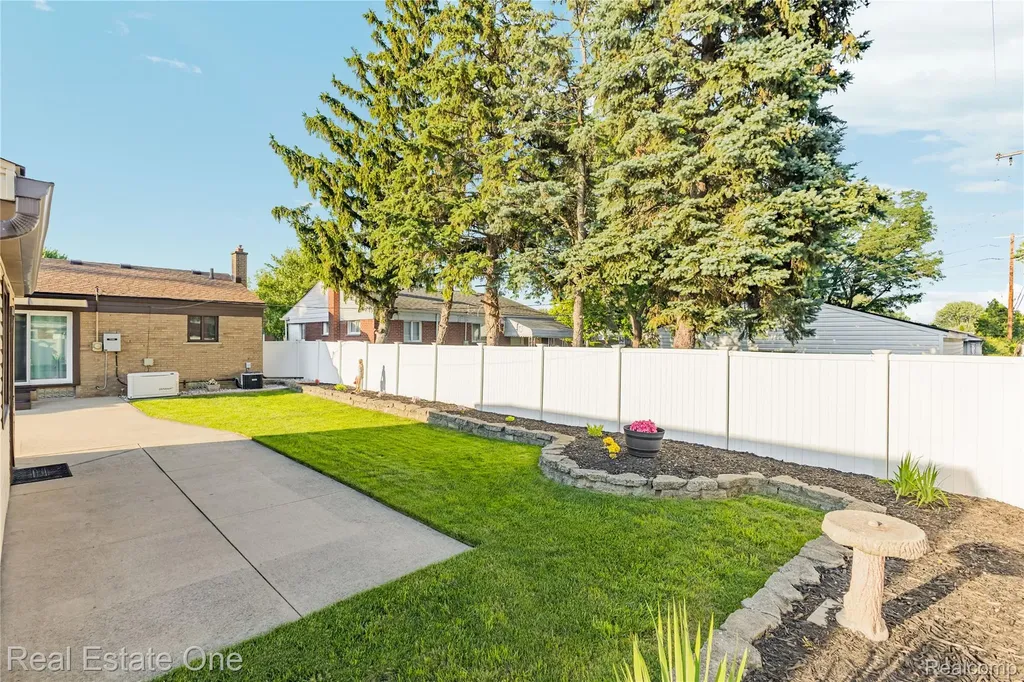 21436 Parkway Street St. Clair Shores City MI 48082