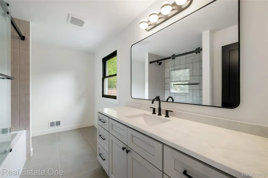 5584 N Adams Way Bloomfield Hills City MI 48302
