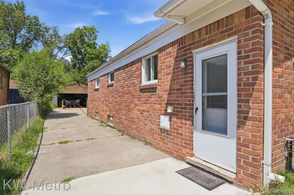 19411 Antago Street Livonia City MI 48152