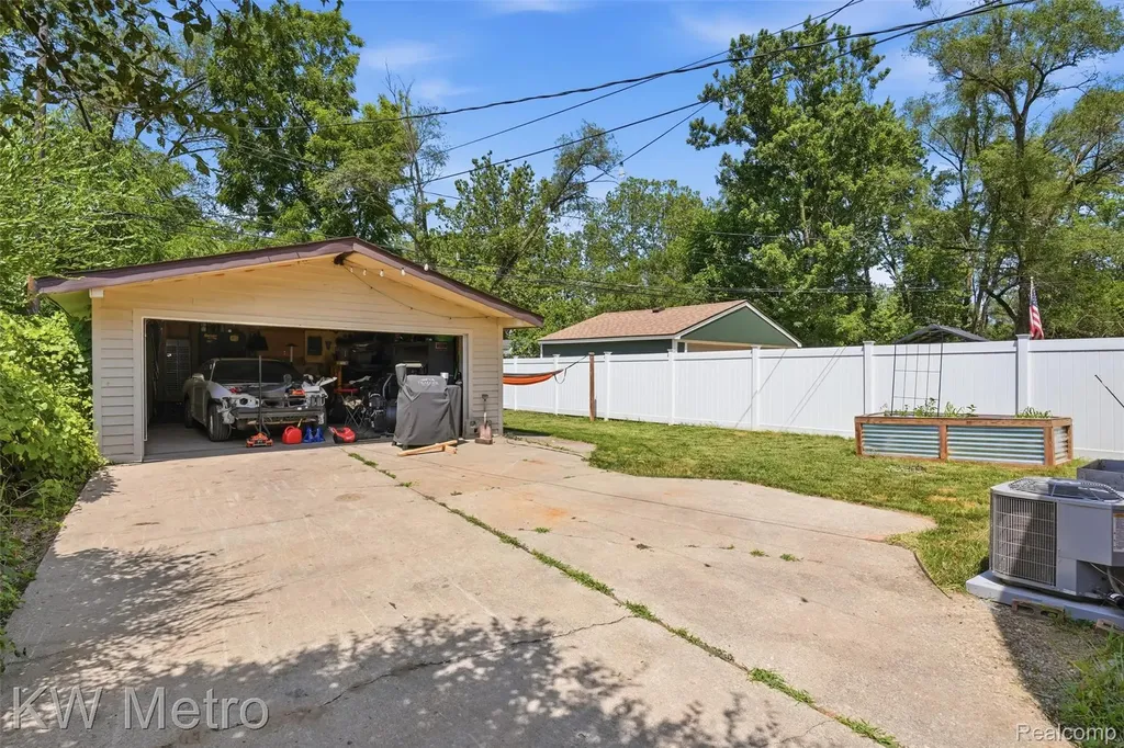 19411 Antago Street Livonia City MI 48152
