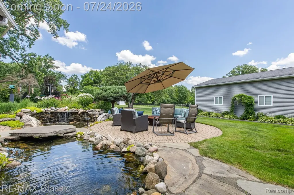 445 Ottawa Drive Troy City MI 48085