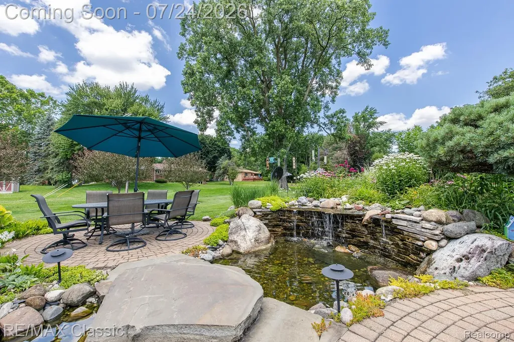 445 Ottawa Drive Troy City MI 48085