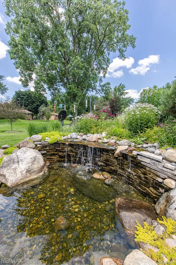 445 Ottawa Drive Troy City MI 48085