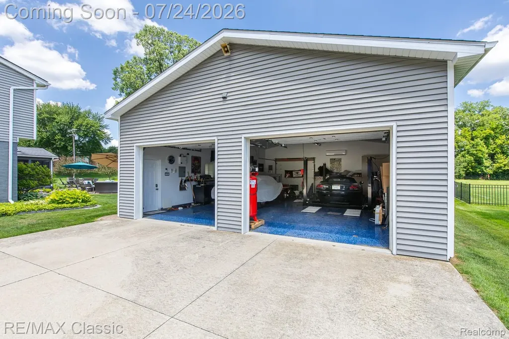 445 Ottawa Drive Troy City MI 48085