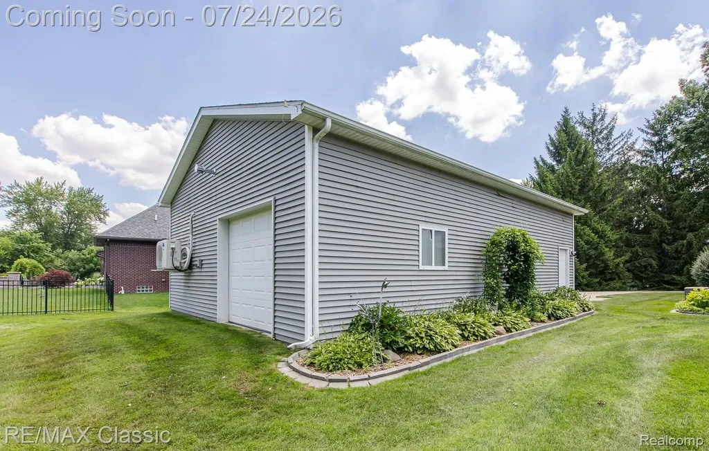 445 Ottawa Drive Troy City MI 48085