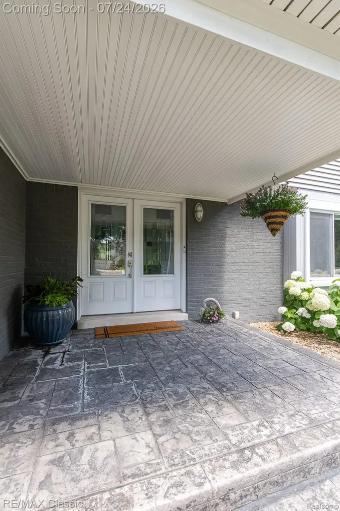 445 Ottawa Drive Troy City MI 48085