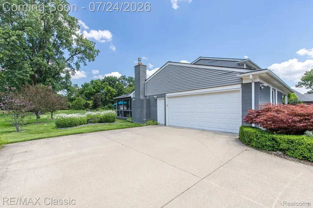 445 Ottawa Drive Troy City MI 48085