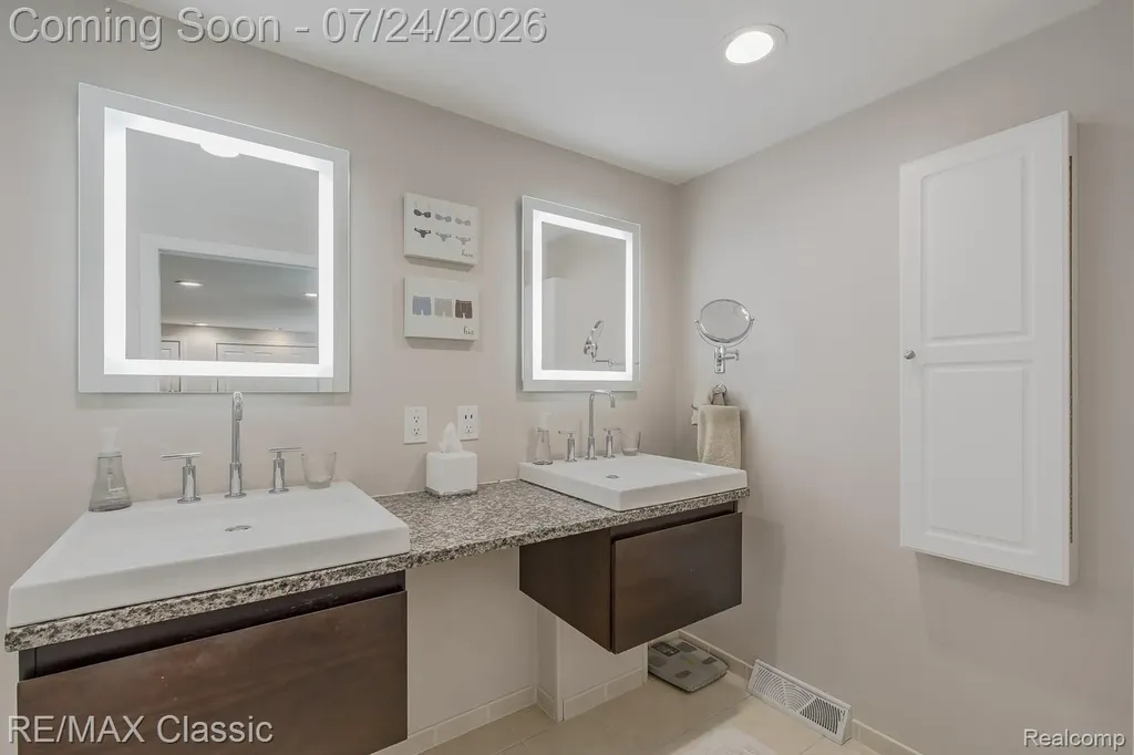 445 Ottawa Drive Troy City MI 48085