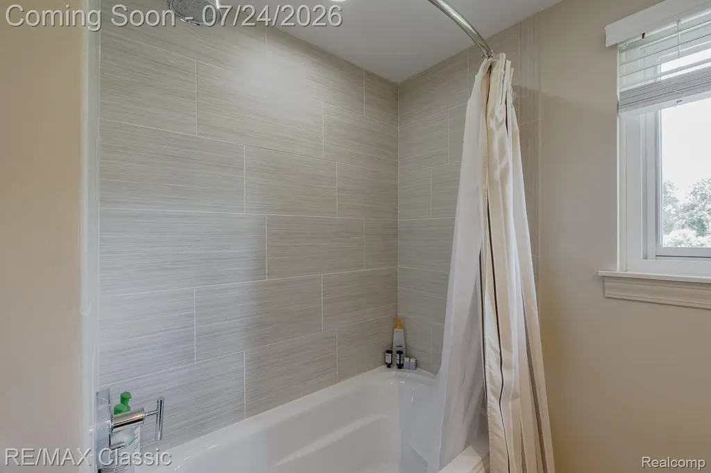 445 Ottawa Drive Troy City MI 48085