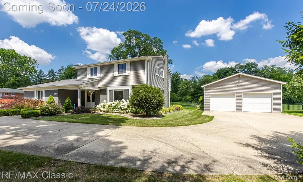 445 Ottawa Drive Troy City MI 48085