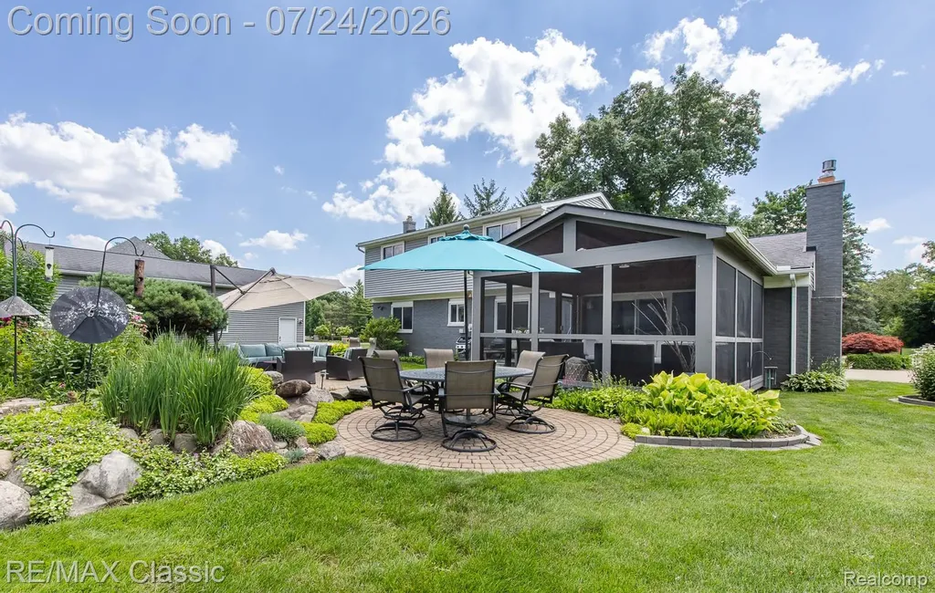 445 Ottawa Drive Troy City MI 48085