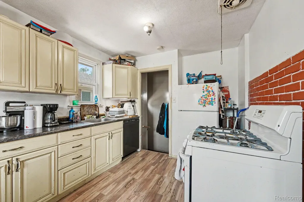 1058 Detroit Avenue Lincoln Park City MI 48146