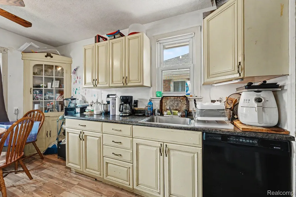 1058 Detroit Avenue Lincoln Park City MI 48146