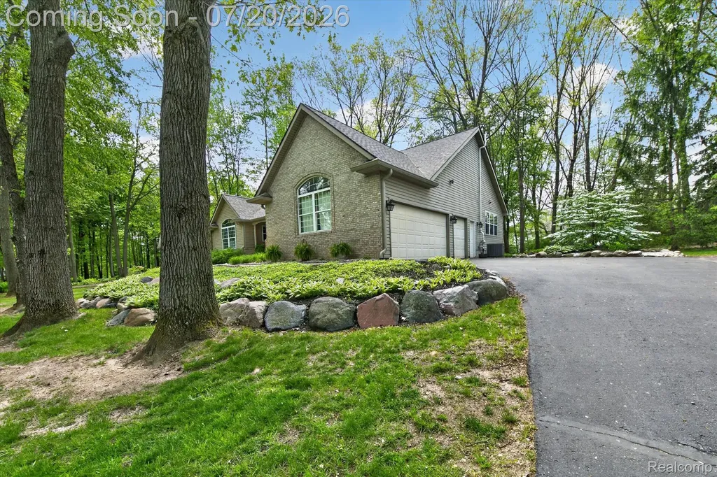 2111 Moorlands View Oceola Township MI 48855