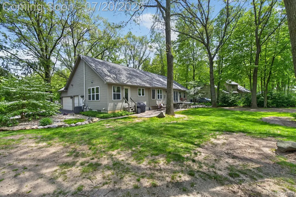 2111 Moorlands View Oceola Township MI 48855