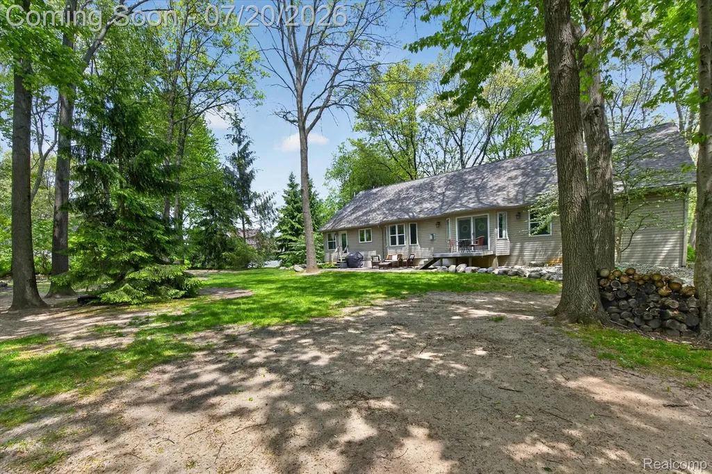 2111 Moorlands View Oceola Township MI 48855