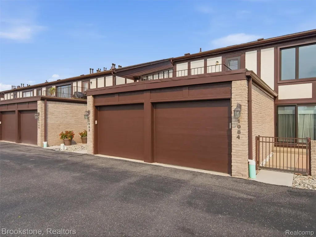 1082 Country Club Drive St. Clair Shores City MI 48082