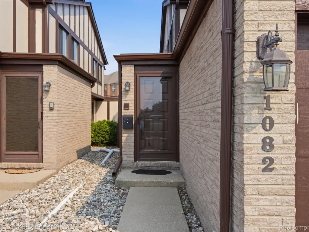 1082 Country Club Drive St. Clair Shores City MI 48082