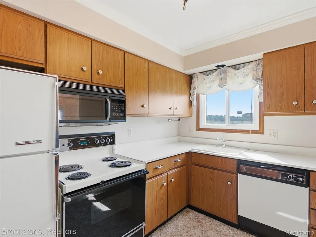 1082 Country Club Drive St. Clair Shores City MI 48082