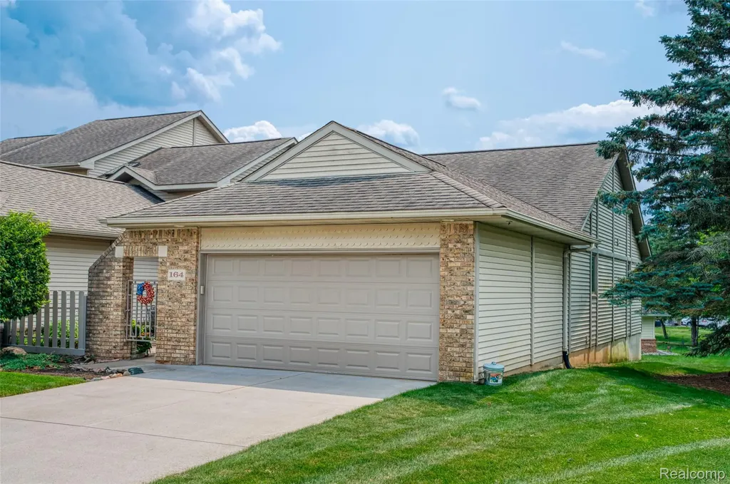 164 Addison Circle Fowlerville Village MI 48836