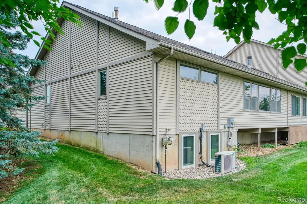 164 Addison Circle Fowlerville Village MI 48836