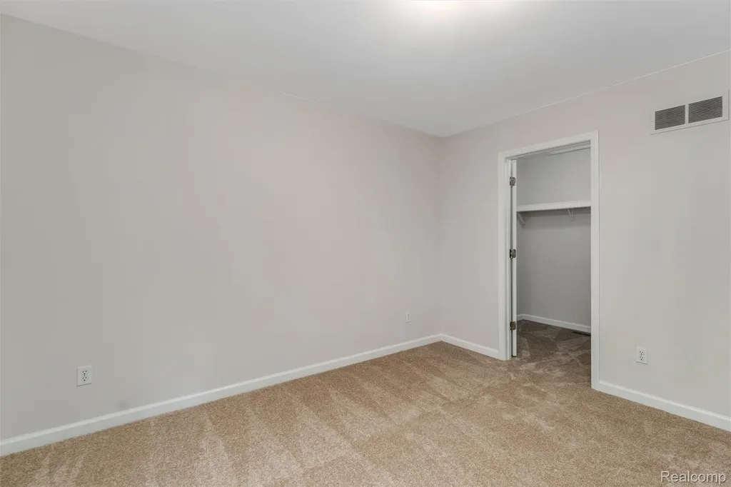 23 N Shirley Street Pontiac City MI 48342
