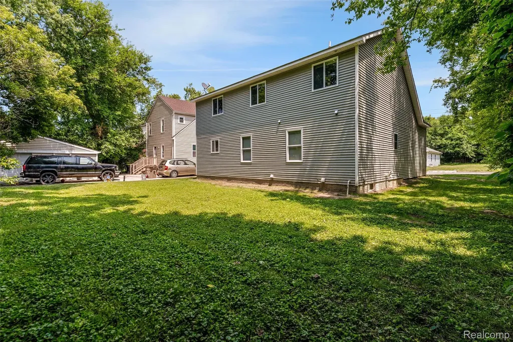 23 N Shirley Street Pontiac City MI 48342